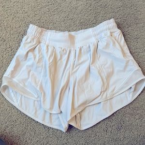 Women Lulu lemon size 4 white short. Hotty toddy. 2 inch